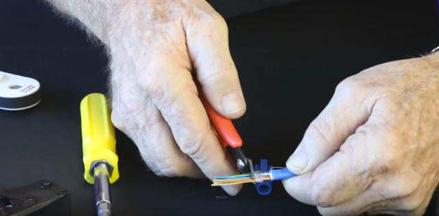  Push wire bar onto all wires, to 3/16" from jacket, then cut wires flush with wire bar